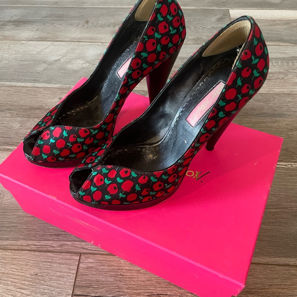 Betsy Johnson peep-toe pumps